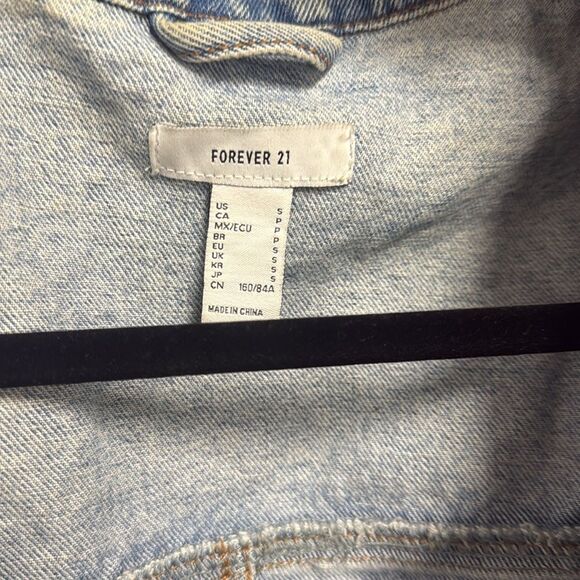 Denim Blue Women's Jacket Cropped NEVER WORN Jean Jacket Size Small Large Pocket - Picture 2 of 3